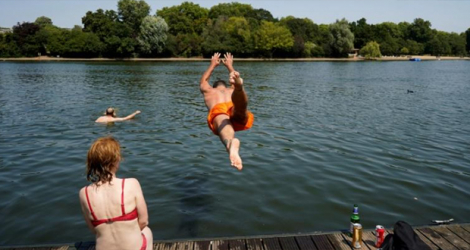 Plongeaon dans le lac Serpentine à Hyde Park dans l'ouest de Londres, le 19 juillet 2022.
