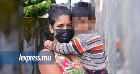 Cette mère, âgée de 19 ans, maintient que son fils a reçu un coup au ventre d’une enseignante.