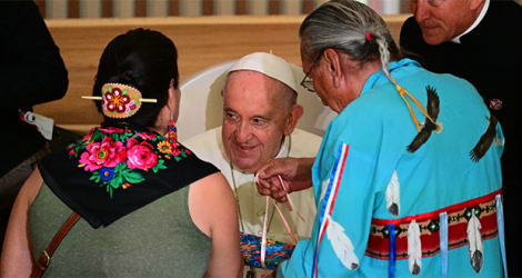Le pape François reçoit des cadeaux de membres de communautés indigènes à Edmonton, Canada, le 25 juillet 2022.