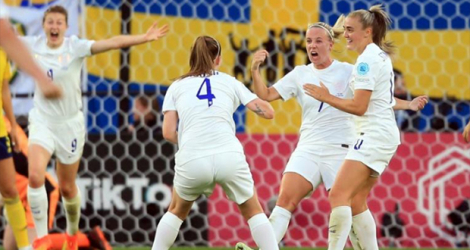 La joie de l'attaquante anglaise Beth Mead (c), félicitée par ses coéquipières, après avoir ouvert le score face à la Suède, lors de leur demi-finale de l'Euro, le 26 juillet 2022 à Sheffield.