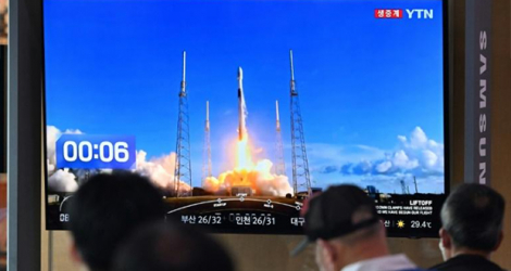 Un écran géant dans une gare de Séoul diffuse des images du lancement d'une fusée Falcon 9 de Space X transportant Danuri, le premier orbiteur lunaire sud-coréen.