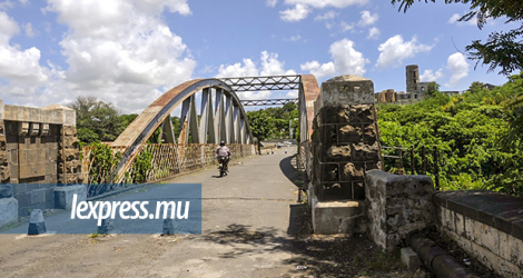 L’ancien pont regarde passer le temps pendant la construction actuelle de la route Sorèze-Coromandel qui enjambera la GRNO.