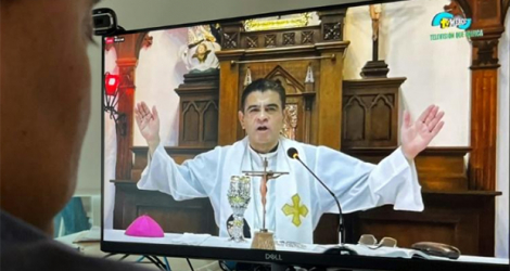 Un homme regarde la messe de l'évêque Rolando Alvarez diffusée sur les réseaux sociaux à Matagalpa, au Nicaragua, le 5 août 2022.