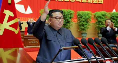Le dirigeant nord-coréen Kim Jong Un prend la parole pendant une réunion consacrée à la lutte contre l'épidémie, le 10 août 2022 à Pyongyang.