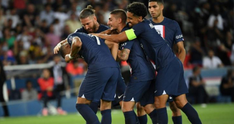 L'attaquant français du Paris Saint-Germain Kylian Mbappé (g.) félicité par ses coéquipiers après avoir marqué le quatrième but de son équipe lors du match de L1 entre le PSG et Montpellier, à Paris, le 13 août 2022.