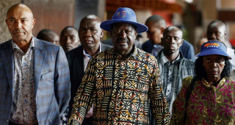 Le candidat défait à la présidentielle kényane Raila Odinga (C) et sa colistière Martha Karua (D) avant le discours d'Odinga au Kenyatta International Convention Centre (KICC) à Nairobi le 16 août 2022.