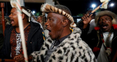 Des guerriers zoulous scandent des slogans en l'honneur du futur roi Misuzulu Zulu le 19 août 2022 au palais royal à Nongoma à 300km au nord de Durban, en Afrique du Sud.