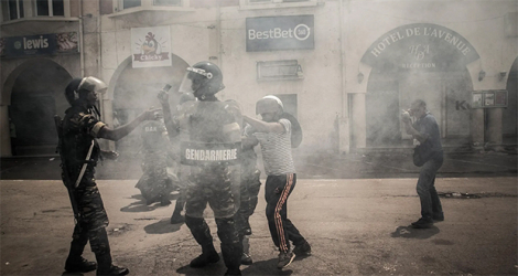 D’après une source de la gendarmerie présente sur place, au moins 500 personnes ont débarqué, certaines munies d’«armes blanches» et de «machettes». (Image d’illustration) AFP