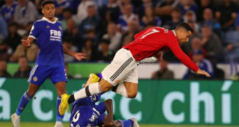 L'attaquant de Manchester United Cristiano Ronaldo (d) taclé par le milieu de Leicester Wilfred Ndidi, le 1ᵉʳ septembre 2022 à Leicester.
