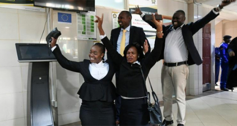 L'équipe juridique du président élu William Ruto célèbre la confirmation par la Cour suprême du Kenya de sa victoire à la présidentielle, le 5 septembre 2022 à Nairobi.