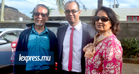 Akil Bissessur en compagnie de ses parents, Krishna et Vimla, hier.
