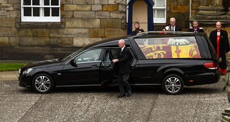 La voiture transportant le cercueil d'Elizabeth II arrive au palais d' Holyroodhouse, à Edinburgh le 11 septembre 2022.