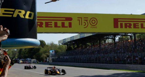Le Néerlandais Max Verstappen (Red Bull) franchit en vainqueur la ligne d'arrivée du GP d'Italie, le 11 septembre 2022 à Monza.
