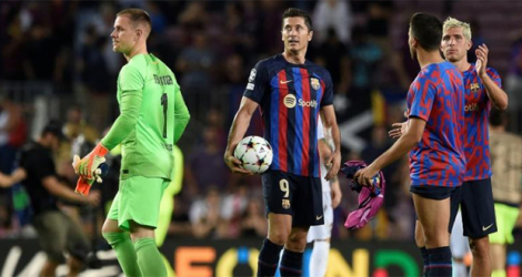 Le buteur Robert Lewandowski rentre avec le ballon du match après avoir marqué un triplé pour le Barça contre Plzen au Camp Nou, le 7 septembre 2022.