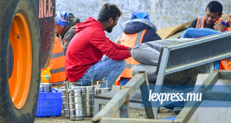 Les ouvriers de L&T prennent leur déjeuner «on site», les cadres «after site visit».