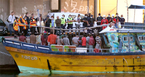 Les 46 Sri lankais à bord de l’«Imula 242 GLE» ont été recueillis par La Réunion depuis samedi. Richard Bouhet / AFP