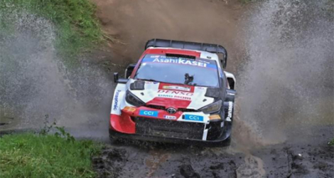 La Toyota des Français Sébastien Ogier et Benjamin Veillas lors du rallye WRC au Kenya, le 25 juin 2022.