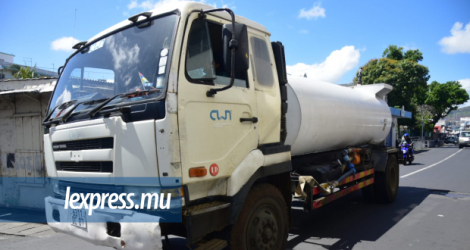 Les camions-citernes sont déjà à la rescousse pour fournir de l’eau aux habitants.