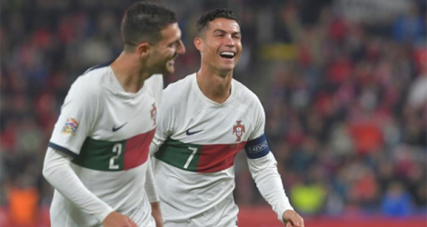 La joie de Diogo Dalot (g), auteur d'un doublé pour le Portugal, et de Cristiano Ronaldo, face à la République tchèque, en Ligue des nations, le 24 septembre 2022 à Prague.
