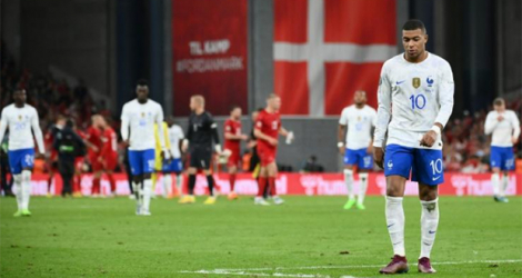 L'attaquant français Kylian Mbappé réagit après le match de football de la Ligue des nations entre le Danemark et la France à Copenhague, le 25 septembre 2022.