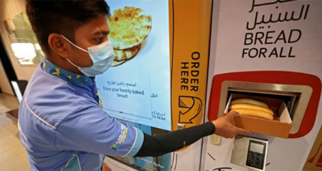 Un distributeur de pain gratuit, le 22 septembre 2022 à Dubaï, aux Emirats arabes unis.