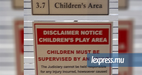 Les consignes sont claires : L’enfant doit être accompagné d’un parent pour pouvoir occuper cette «Children’s Area».
