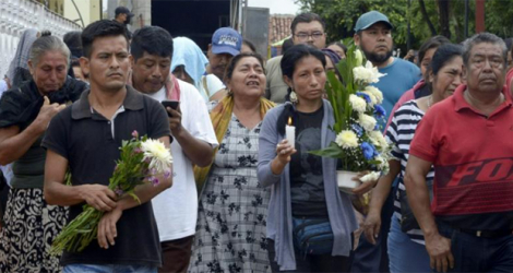 Des proches attendent le 6 octobre 2022 la procession en hommage à une des victimes du massacre qui a fait 20 morts à San Miguel Totolapan dans l'Etat du Guerrero le 5 octobre 2022.