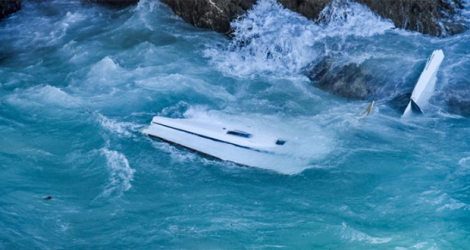 Des débris du bateau transportant des migrants dérivent au large de l'île de Cythère, au sud de la péninsule du Péloponnèse, le 6 octobre 2022.
