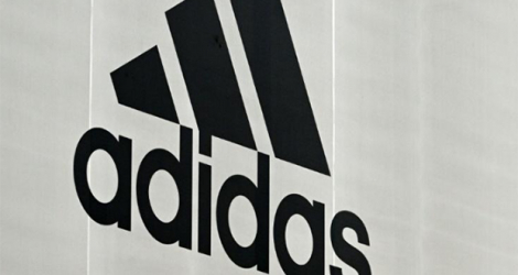 Le logo de l'équpementier sportif allemand Adidas sur une boutique à proximité de son siège à Herzogenaurach, le 21 avril 2022.