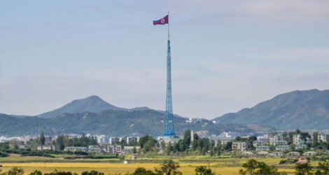 Un drapeau géant flotte du côté nord-coréen de la frontière avec la Corée du Sud près de Panmunjom, le 4 octobre 2022.