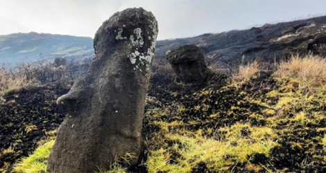 Photographie de la municipalité de l'île de Pâques montrant une statue calcinée après un incendie dans le parc national Rapa Nui, au Chili, le 6 octobre 2022.