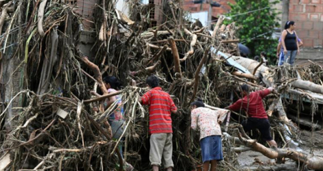 Des habitants de la ville de Las Tejerias, au Venezuela, cherchent des disparus après un glissement de terrain meurtrier, le 9 octobre 2022.