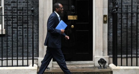 Le ministre britannique des Finances Kwasi Kwarteng passe devant le 10 Downing Street, le 23 septembre 2022 à Londres.