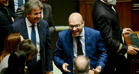 Lorenzo Fontana (au centre) se réjouit de son élection comme président de la chambre des députés en Italie, à Rome, le 14 octobre 2022.