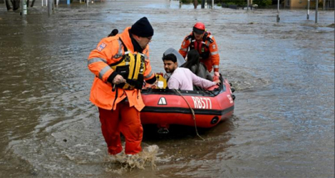 Des sauveteurs évacuent des habitants d'une zone inondée de Maribyrnong, dans la banlieue de Melbourne, le 14 octobre 2022.