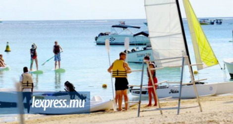 Un trop-plein d’activité à l’île-aux-Cerfs et Trou-d’Eau-Douce pourrait être dangereux pour touristes et particuliers, soutiennent les plaisanciers, alors que la Tourism Authority délivre des permis dans le secteur.