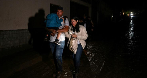 Des familles sont évacuées à El Castaño, dans le nord du Venezuela, après un glissement de terrain survenu le 17 octobre 2022.