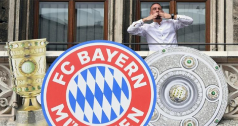 L'international français du Bayern Munich Franck Ribéry salue la foule après une victoire de son club en coupe d'Allemagne, le 26 mai 2019.
