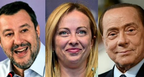 Giorgia Meloni, du parti post-fasciste Fratelli d'Italia, entourée de ses partenaires de coalition Matteo Salvini (G), chef de la Ligue, et Silvio Berlusconi (Forza Italia).