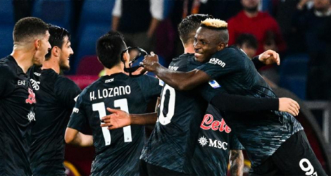 Le Nigérian Victor Osimhen (d) félicité par ses coéquipiers après la victoire de son équipe, Naples, contre la Roma en Serie A le 23 octobre 2022 à Rome.