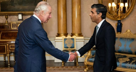 Le roi Charles III salue Rishi Sunak, invité à former un gouvernement, à Buckingham Palace à Londres le 25 octobre 2022.