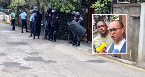 La police était en force hier devant le domicile des beaux-parents de l’avocat, sous les regards réprobateurs de l’activiste Bruneau Laurette et de Mᵉ Akil Bissessur.