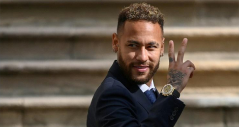 L'avant-centre brésilien Neymar quitte le tribunal au deuxième jour de son procès, le 18 octobre 2022 à Barcelone.