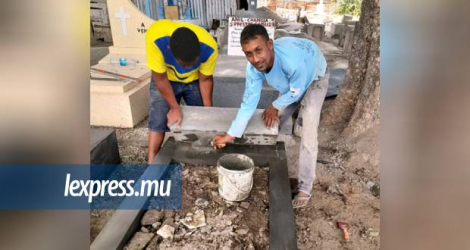 Kavish Changia (en bleu) prend le temps de travailler minutieusement les pierres pour offrir un service de qualité. 