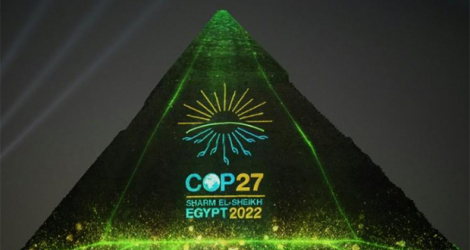 La pyramide de Khéphren à Gizeh, près du Caire, aux couleurs de la COP27, photo de la présidence égyptienne prise le 5 novembre 2022.