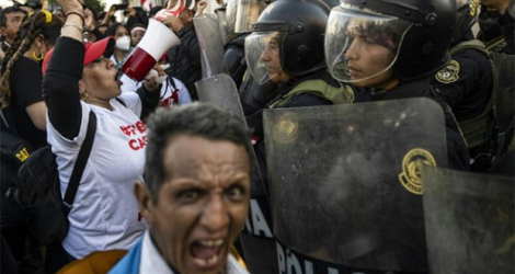 Des opposants au président Pedro Castillo manifestent pour exiger sa démission, à Lima le 5 novembre 2022.