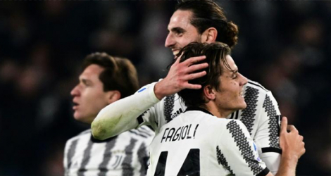 Adrien Rabiot félicite Nicolo Fagioli après le but de ce dernier pour la Juventus contre l'Inter Milan en Serie A le 6 novembre 2022 à Turin.