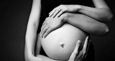 La trentenaire dit avoir subi un curetage sans son aval, après 21 semaines de grossesse.