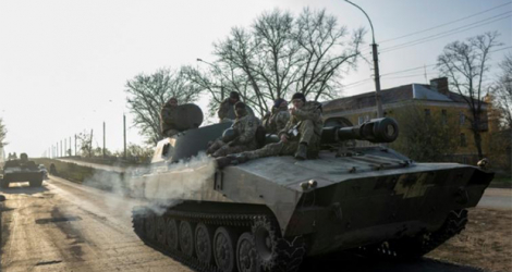 Des soldats ukrainiens sur un véhicule blindé à la périphérie de Bakhmout, le 9 novembre 2022 en Ukraine.