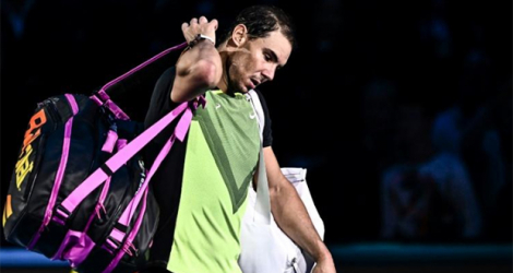 Rafael Nadal quitte le court, battu par Félix Auger-Aliassime au Masters de fin de saison à Turin, le 15 novembre 2022.